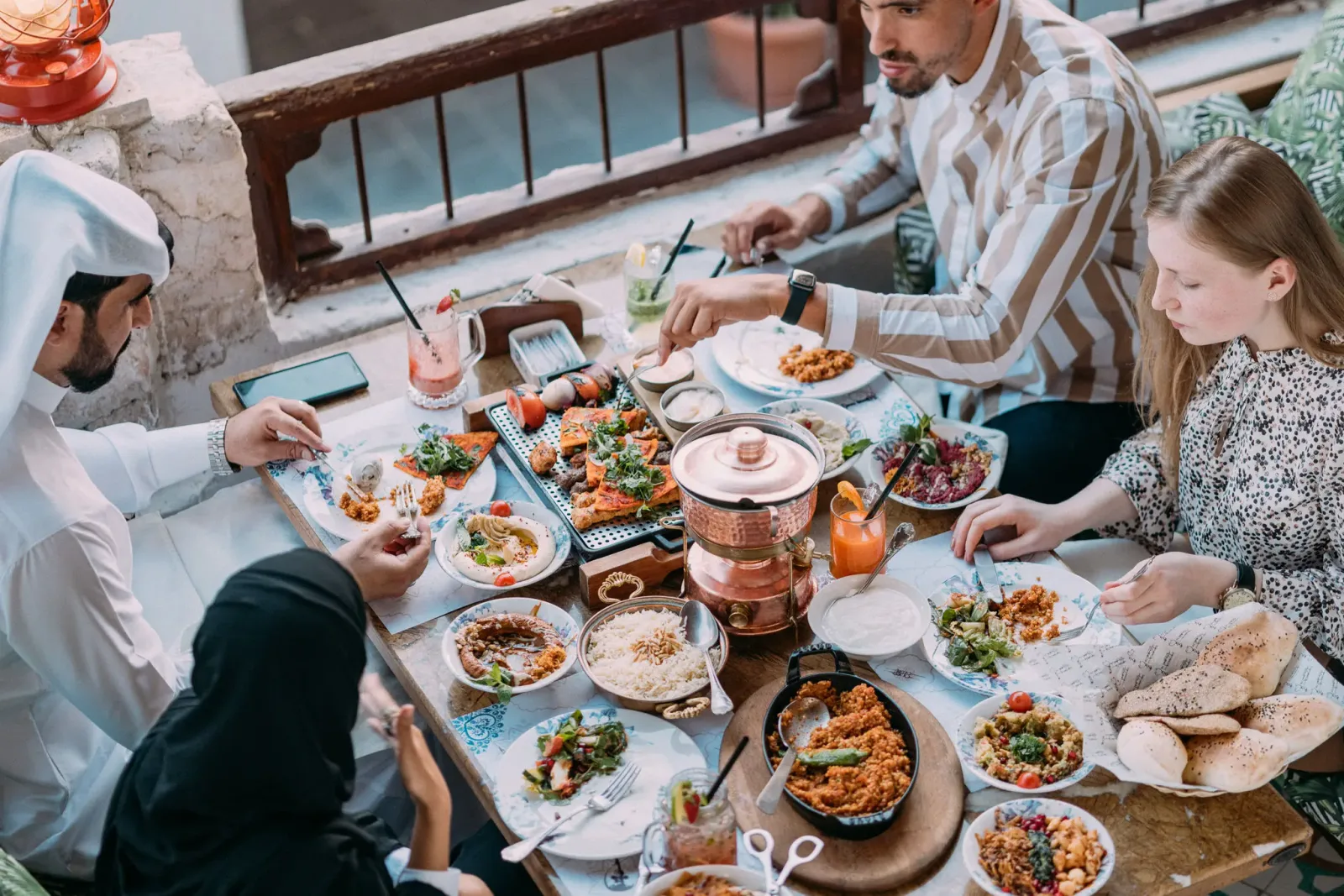 دليل أشهر المأكولات القطرية التقليدية ومطاعمها في الدوحة 2026