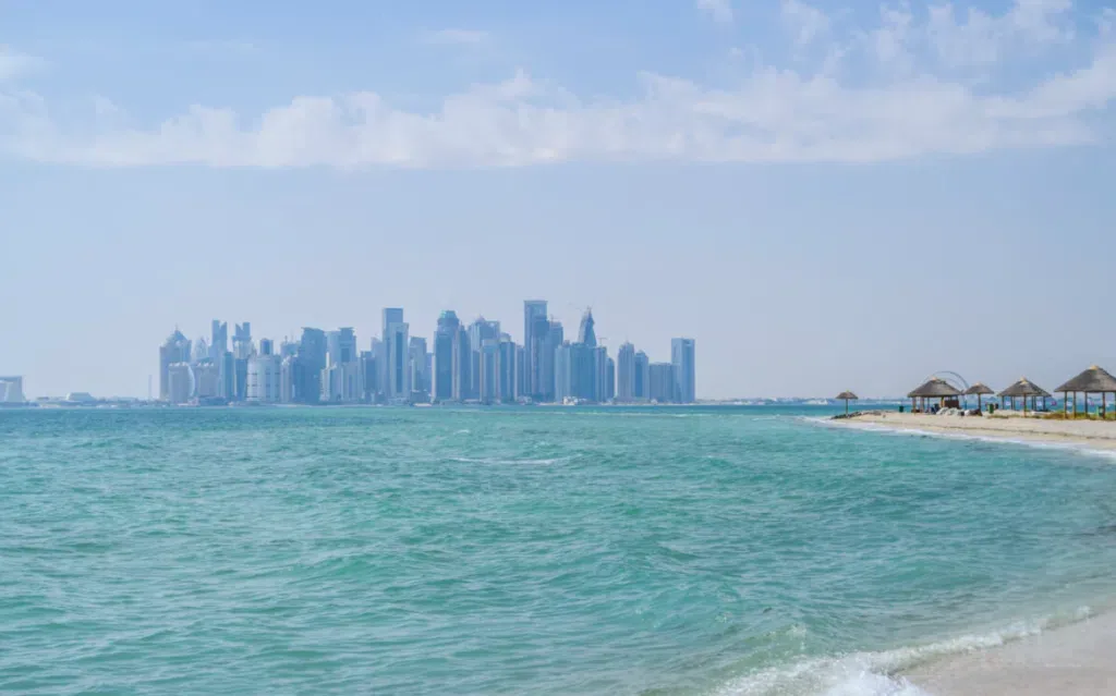 أفضل الأماكن للهروب من حر الصيف في قطر 2026: دليل شامل