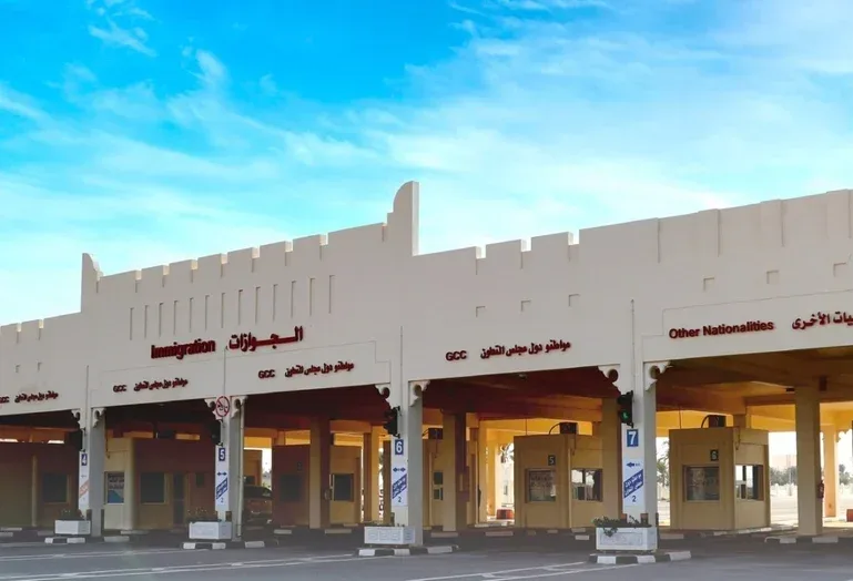 قطر تمنع دخول الشاحنات والحافلات وسيارات الأجرة القديمة إلى معبر أبو سمرة