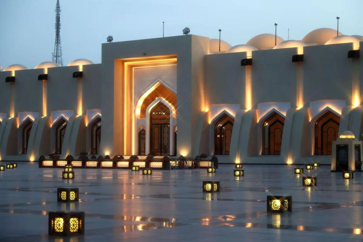متى يُرفع أذان المغرب في قطر؟