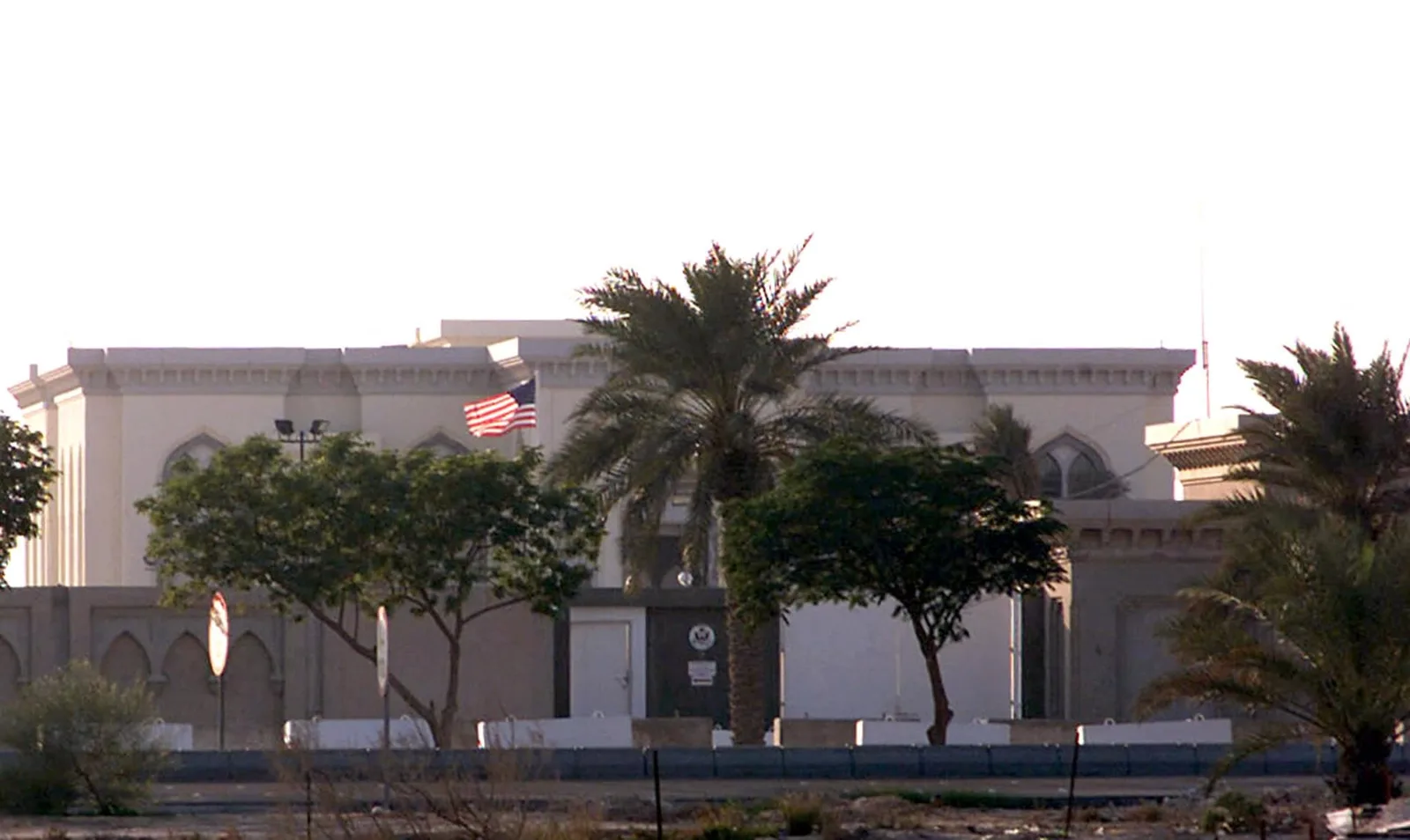 قطر تُجلي سكان محيط السفارة الأمريكية في الدوحة
