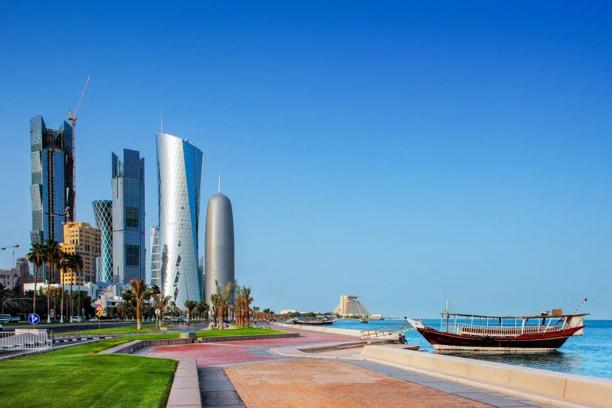 katar qatar doha blick ucc88ber die corniche von doha der wunderschocc88nen hafenpromenade entlang der bucht der hauptstadt katars sophie james shutterstock 1200x800 1