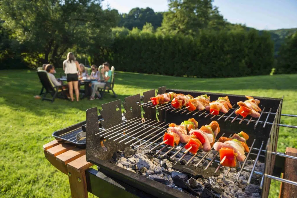 2021 05 Barbecue avec brochettes scaled 1