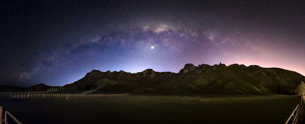 Milkyway arch over Te Mata Peak 1600x651 1