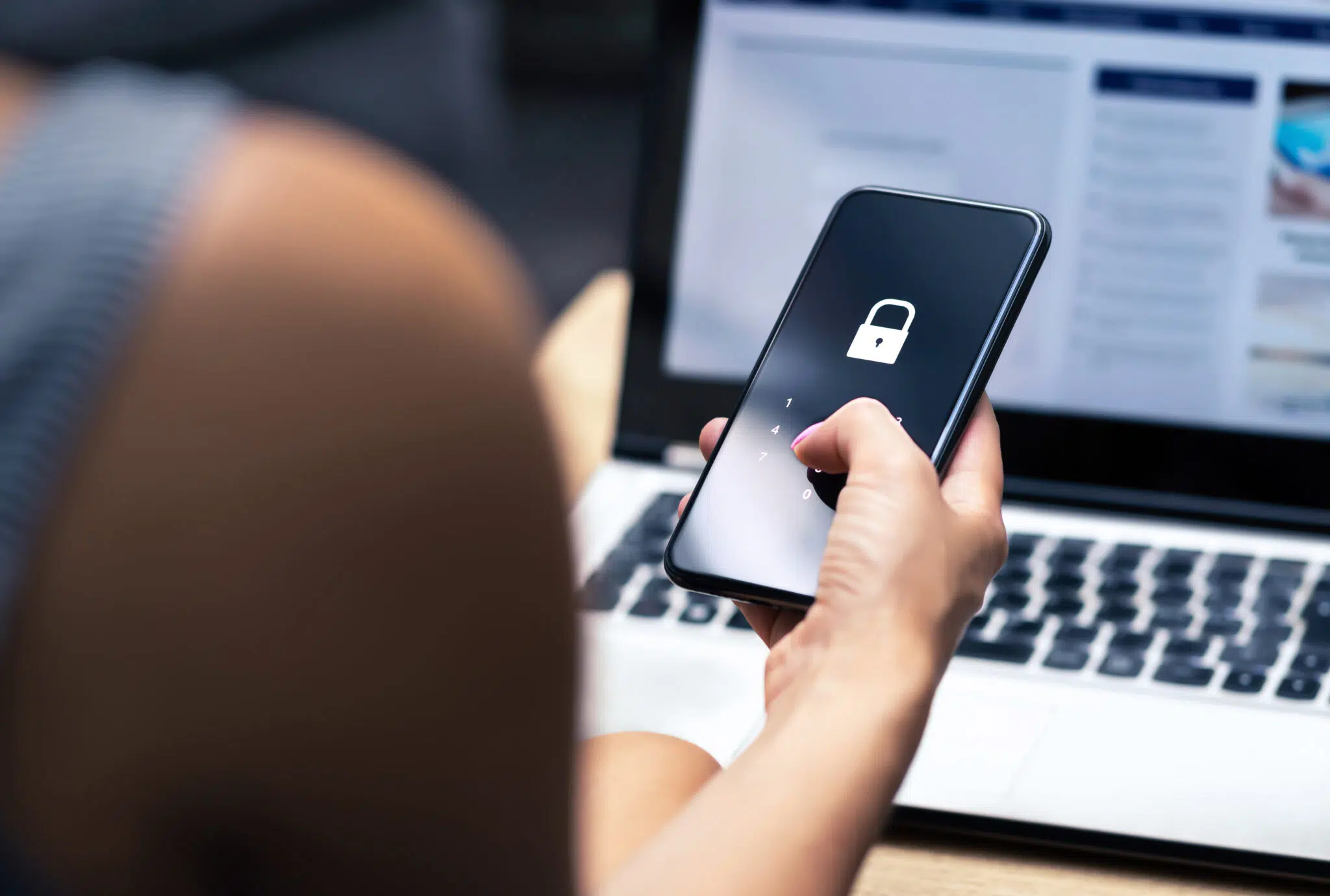 11 easy ways to secure your business mobile phones scaled 1