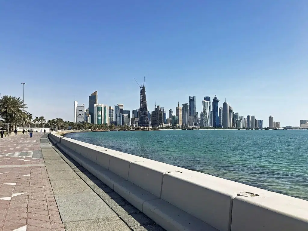 1200px Corniche in Doha Promenade