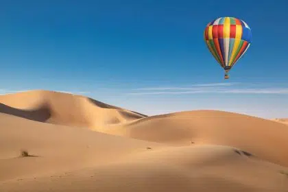 hot air balloon desert 1363215093 1536x864 1