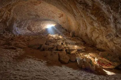 0133995e dce8 44a8 a5b3 bb908506dd70e0a2e4773ae484e509 Dhal Al Misfir Cave